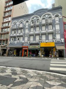 een groot gebouw op de hoek van een stadsstraat bij Hotel Quintino in Sao Paulo