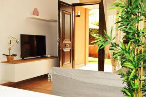 - un salon avec un canapé et une télévision dans l'établissement Sotavento Tejita, terrace and beach, à La Tejita