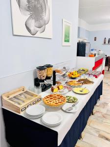 une longue table avec de la nourriture au-dessus dans l'établissement Hotel Principe, à Pietra Ligure