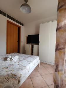 una camera da letto con un letto e un pianoforte di Hope's corner apartment a Terracina