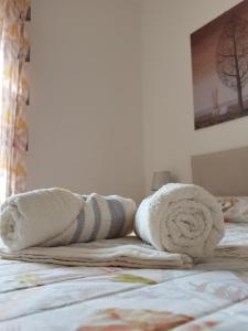 un paio di asciugamani seduti sopra un letto di Hope's corner apartment a Terracina