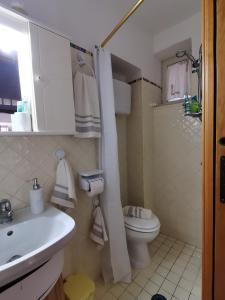 La petite salle de bains est pourvue de toilettes et d'un lavabo. dans l'établissement Hope's corner apartment, à Terracine