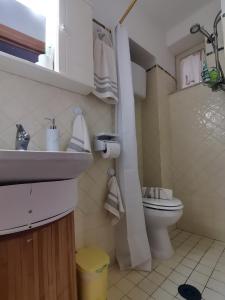 La salle de bains est pourvue d'un lavabo et de toilettes. dans l'établissement Hope's corner apartment, à Terracine