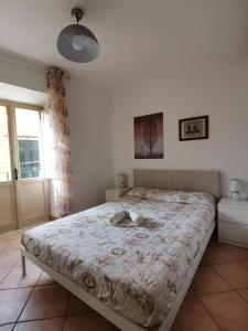 una camera da letto con un letto grande in una stanza di Hope's corner apartment a Terracina