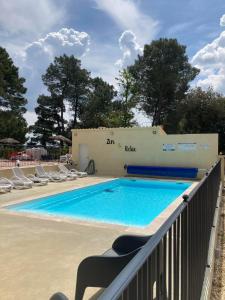 Bazén v ubytování Camping la Simioune en Provence nebo v jeho okolí