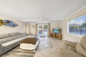 uma sala de estar com um sofá e uma mesa de centro em Home Wpool By Pmi Unit Dfs em Deerfield Beach