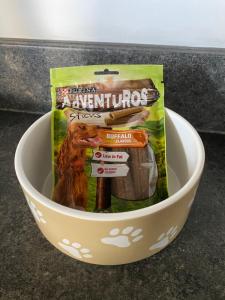 Eine Schüssel mit einer Tüte Essen drin. in der Unterkunft Foxy cottage nr Westward Ho! in Northam + 9 Fotos