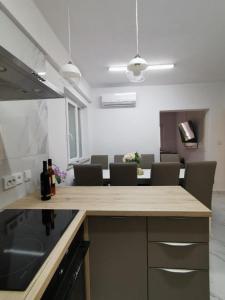 cocina con encimera y mesa con sillas en Apartment Sea, en Supetarska Draga