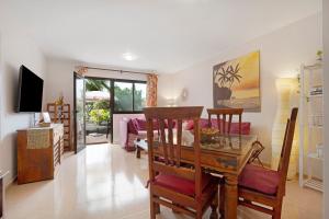 salon ze stołem i jadalnią w obiekcie Oasis Tamarindo sport e relax w Corralejo