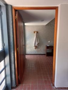un pasillo con una toalla colgada en la pared en Departamento de Sil en Godoy Cruz