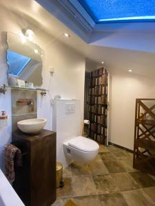 La salle de bains est pourvue de toilettes et d'un lavabo. dans l'établissement 2 Appt MédiéLounge ou MédiéOld, Parking Vue magnifique par Beds76, à Rouen