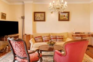 a living room with a couch and a table at Bela Sao Tiago 36 in Funchal