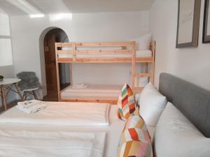 Postel nebo postele na pokoji v ubytování Das Maximilian - Feines Landhotel am Schliersee
