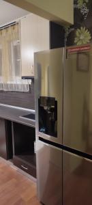 einen Kühlschrank aus Edelstahl in der Küche in der Unterkunft Ivka in Gabrowo