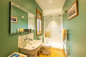 Kylpyhuone majoituspaikassa Vallay Sands