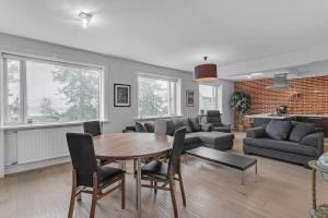 een woonkamer met een tafel en stoelen en een bank bij Central Reykjavík Apartment in Reykjavík