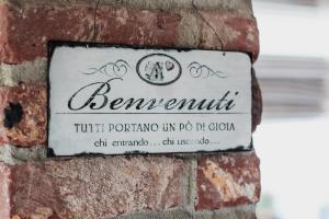 a sign on the side of a brick wall at La Rola in Albaretto Della Torre 