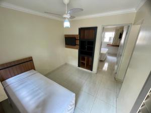 Habitación pequeña con cama y baño. en Diroma Resort com um dia no Acqua Park, en Caldas Novas