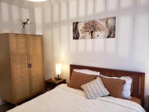 ein Schlafzimmer mit einem Bett und einem Wandgemälde in der Unterkunft Maison du Bonheur 2 à TROYES Logement entier avec parking in Troyes