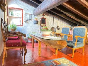 salon z drewnianym stołem i krzesłami w obiekcie Casa Sara w mieście Cantavieja