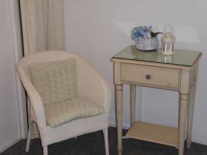 une table et une chaise à côté d'une table de chevet dans l'établissement Grey Mullet Guest House, à St Ives