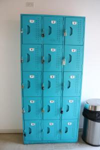 stos niebieskich szafek w szatni w obiekcie Oasis Cali Hostel w mieście Cali