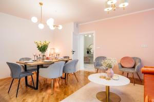a dining room with a table and chairs at Crystal House II - LoftAffair Collection in Kraków