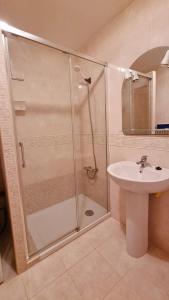 a bathroom with a shower and a sink at Apartamento rojo con vistas al mar in Mazagón