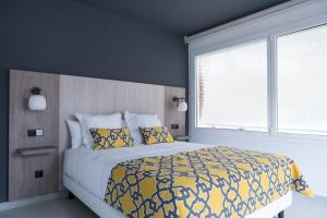 A bed or beds in a room at Apartamentos Las Torres