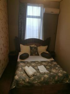 - un lit avec 2 serviettes et une fenêtre dans l'établissement Narek+, à Erevan