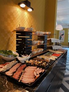 un buffet con muchos tipos diferentes de comida a la vista en Pałac Łebunia en Łebunia