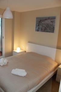 サン・ロケにあるNueva Alcaidesa 2104 - Sea Sun and Greenのベッドルーム1室(ベッド1台、タオル2枚付)