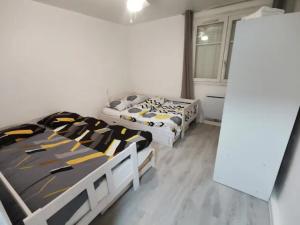 um quarto com 2 camas e uma janela em LA PAILLE - Superbe appartement Wifi Netflix et parking gratuit em Montpellier