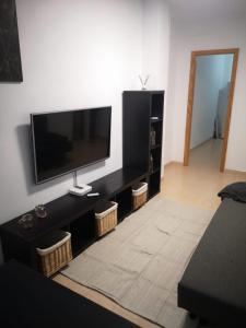 Televízia a/alebo spoločenská miestnosť v ubytovaní BKD1 - Apartamento entero a 50 metros PLAYA DE LAS CANTERAS
