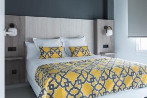 A bed or beds in a room at Apartamentos Las Torres