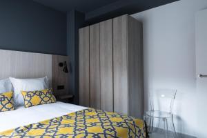 A bed or beds in a room at Apartamentos Las Torres