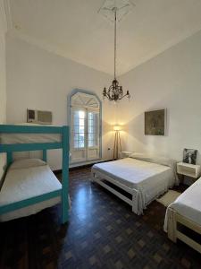 1 dormitorio con 2 literas y lámpara de araña en Mucho Bonito Hostel en Santa Fe