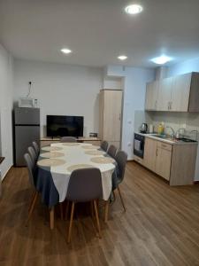 Zimmer mit einem Tisch und Stühlen sowie einer Küche in der Unterkunft Къща за гости Елит (Guest House Elite) in Saparewa Banja