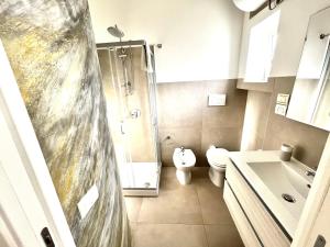 uma casa de banho com um chuveiro, um WC e um lavatório. em La Dimora della Fenice em Fondi