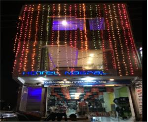 - un bâtiment éclairé avec des lumières de Noël dans l'établissement Hotel Nagpal By WB Inn, à Haridwar
