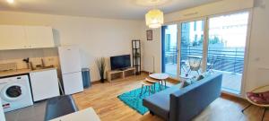 Fotografia z galérie ubytovania Grand Appart Cosy Gare Paris 4 pers Wifi v Courbevoie