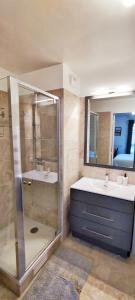 Fotografia z galérie ubytovania Grand Appart Cosy Gare Paris 4 pers Wifi v Courbevoie