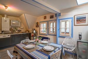 - une cuisine et une salle à manger avec une table et des chaises dans l'établissement Le Saint Salomon - Appartement Duplex, à Vannes