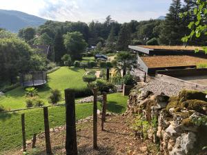 Blick auf den Garten von einem Haus in der Unterkunft Appartement cosy au calme in Chindrieux