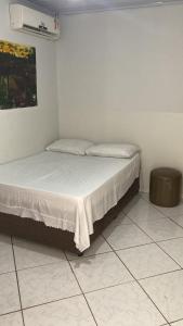 ein Schlafzimmer mit einem Bett in einem Zimmer in der Unterkunft Hotel Presidente - By UP Hotel in Campo Mourão