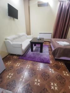 - un salon avec un canapé et une table dans l'établissement Narek+, à Erevan
