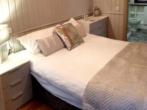 Un pat sau paturi într-o cameră la Willow Lodge 13 Hot Tub