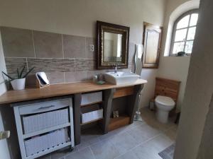 łazienka z umywalką i toaletą w obiekcie DOMAINE DES 3 CYPRÈS Chambre PIVOINE Chez Nath & Pat w mieście Fumel