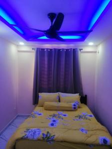 1 dormitorio con 1 cama con techo púrpura en Zulcity Homestay en Gelugor