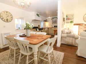 Posezení v ubytování Brook Cottage